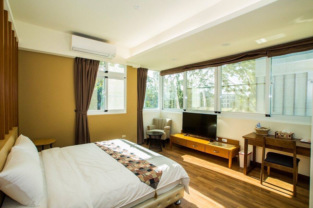 Desk, WiFi (free), bed sheets