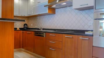 Fridge, oven, dishwasher, cookware/dishes/utensils