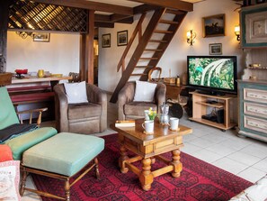 Televisie, een open haard en een dvd-speler