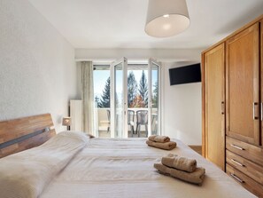 3 عدّة غرف نوم ومكواة/لوح كي وخدمة الإنترنت