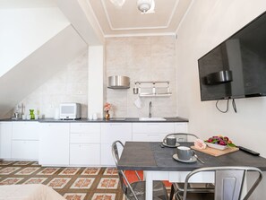 ثلاجة، ميكروويف، مستلزمات طهي/أطباق/أوعية، مائدة طعام