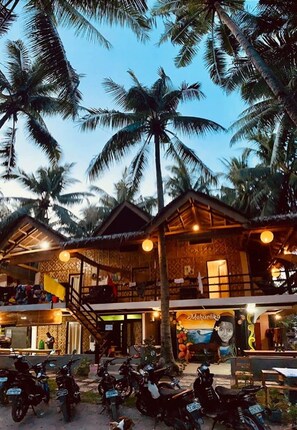 Bagian depan properti - sore/malam