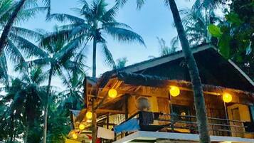 住宿正面 (夜晚)