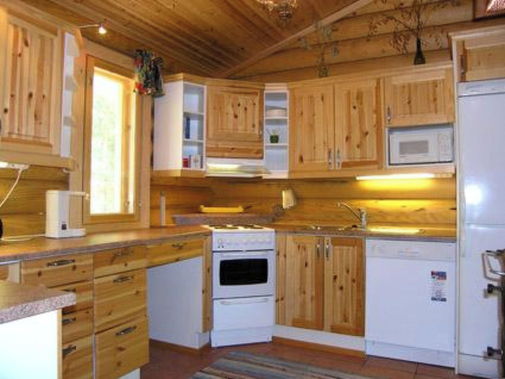 Refrigerador, microondas, lavavajillas y utensilios de cocina 