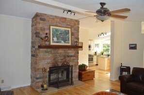 Smart TV, chimenea, reproductor de DVD y futbolito 