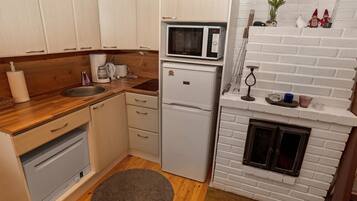Fridge, microwave, dishwasher, cookware/dishes/utensils