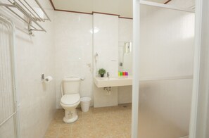 Comfort Quadruple Room | Bathroom - Green Stay (Hengchun)