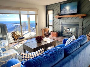 TV, fireplace, books - Mountain View Aspen Suite – Two Fireplaces (Wintergreen Resort)