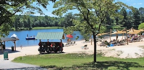 Un complexe hôtelier au bord du lac, doté d’un quai pour bateaux, de chaises de plage et d’un espace de repos abrité.