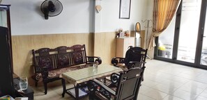 Interior - Cozy Queen Bedroom & Balcony in friendly Homestay Linterna  (Da Nang)