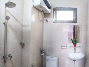 Douche, sèche-cheveux, serviettes fournies, papier toilette