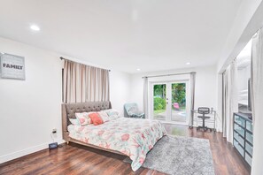 4 bedrooms, in-room safe, desk, iron/ironing board - Beautiful jewel in Miami Gardens with Heated Pool (Miami Gardens)