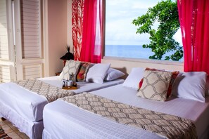 4 室のベッドルーム、セーフティボックス (室内)、デスク、アイロン / アイロン台