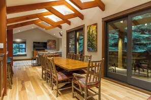 Dining - Spacious 5-BR whistler retreat w/ hot tub (Whistler)