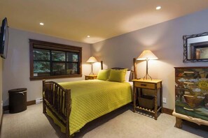 5 bedrooms, iron/ironing board, WiFi, bed sheets - Spacious 5-BR whistler retreat w/ hot tub (Whistler)