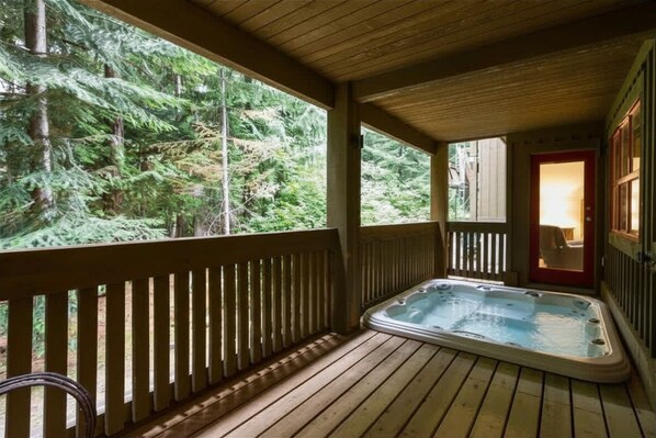 Outdoor spa tub - Spacious 5-BR whistler retreat w/ hot tub (Whistler)