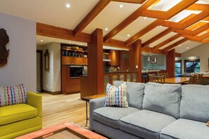 Tv, eldstad och kontor