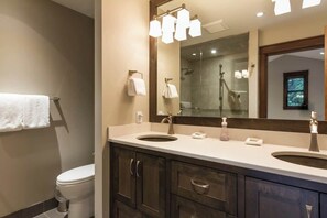 Shower, hair dryer, towels - Spacious 5-BR whistler retreat w/ hot tub (Whistler)