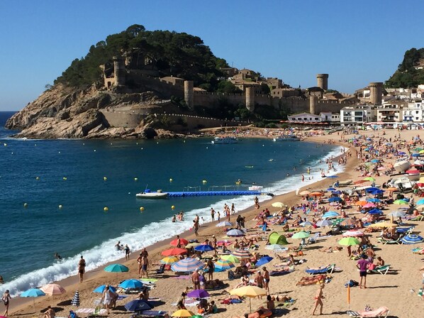 On the beach, sun loungers, beach towels - Tossa de Mar BEACH FRONT (Tossa de Mar)