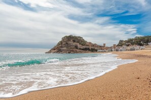 En la playa, camastros y toallas de playa 