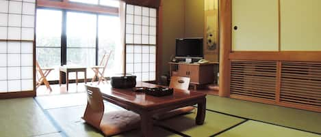 ห้องทราดิชันนัลสำหรับสี่ท่าน, ห้องน้ำรวม (Japanese Style Room, Private Toilet) | ตู้นิรภัยในห้องพัก, โต๊ะทำงาน, Wi-Fi ฟรี, ผ้าปูที่นอน