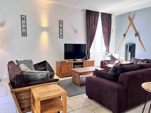 Una televisión, una chimenea