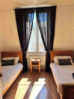 5 Schlafzimmer, Bügeleisen/Bügelbrett, Reisekinderbett, WLAN