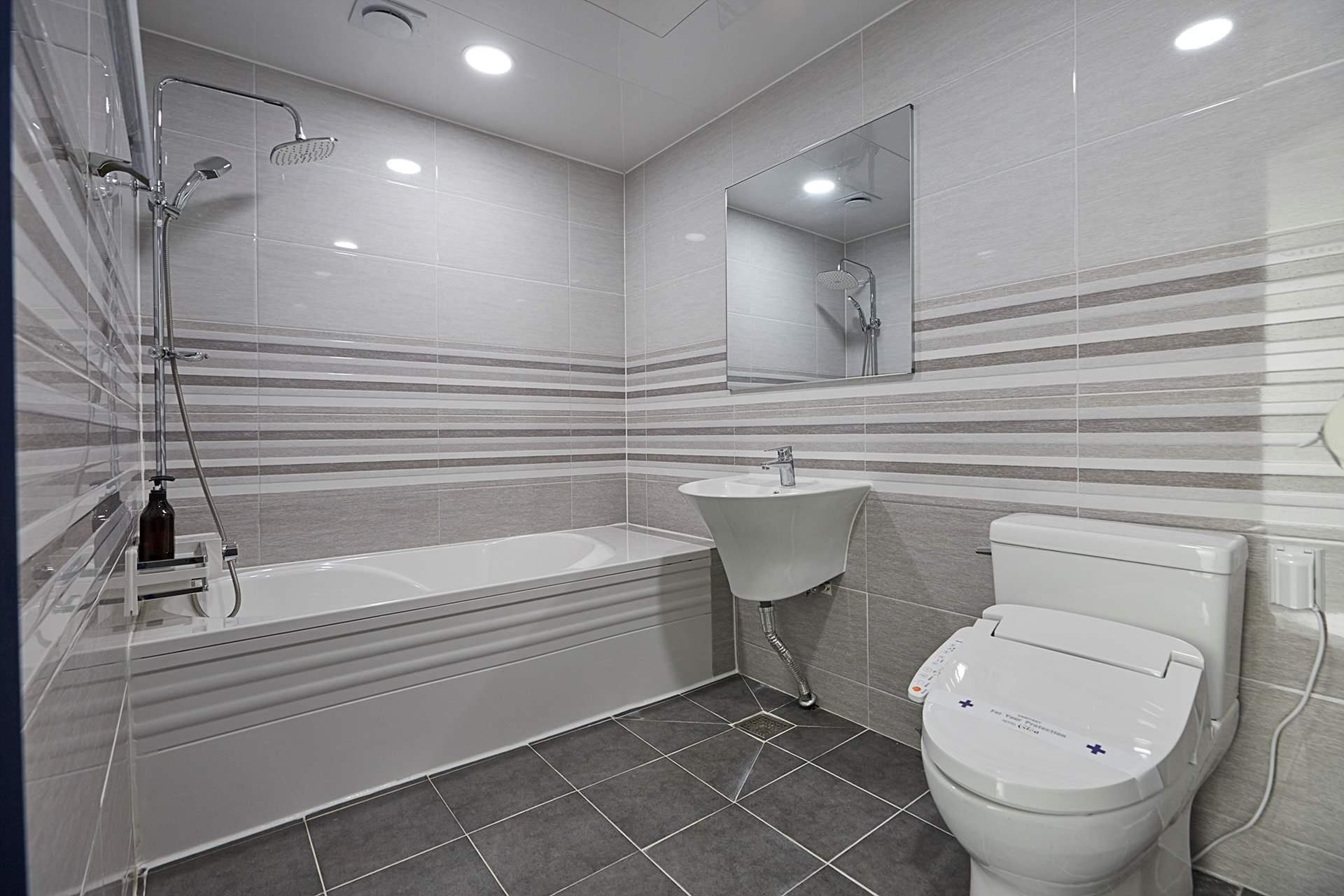 suite | bathroom | free toiletries, hair dryer, towels