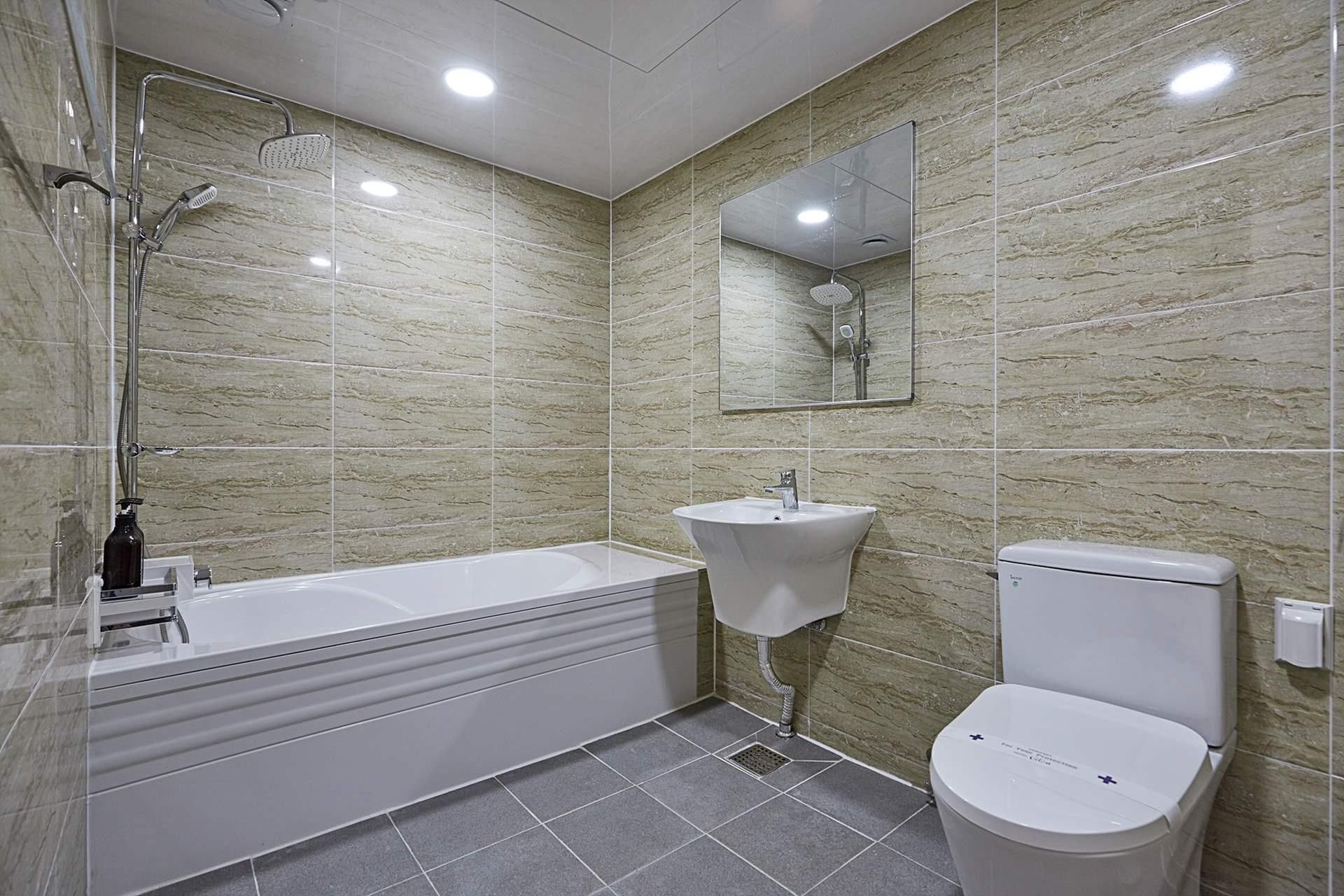 twin room, 2 bedrooms, non smoking | bathroom | free toiletries, hair dryer, towels