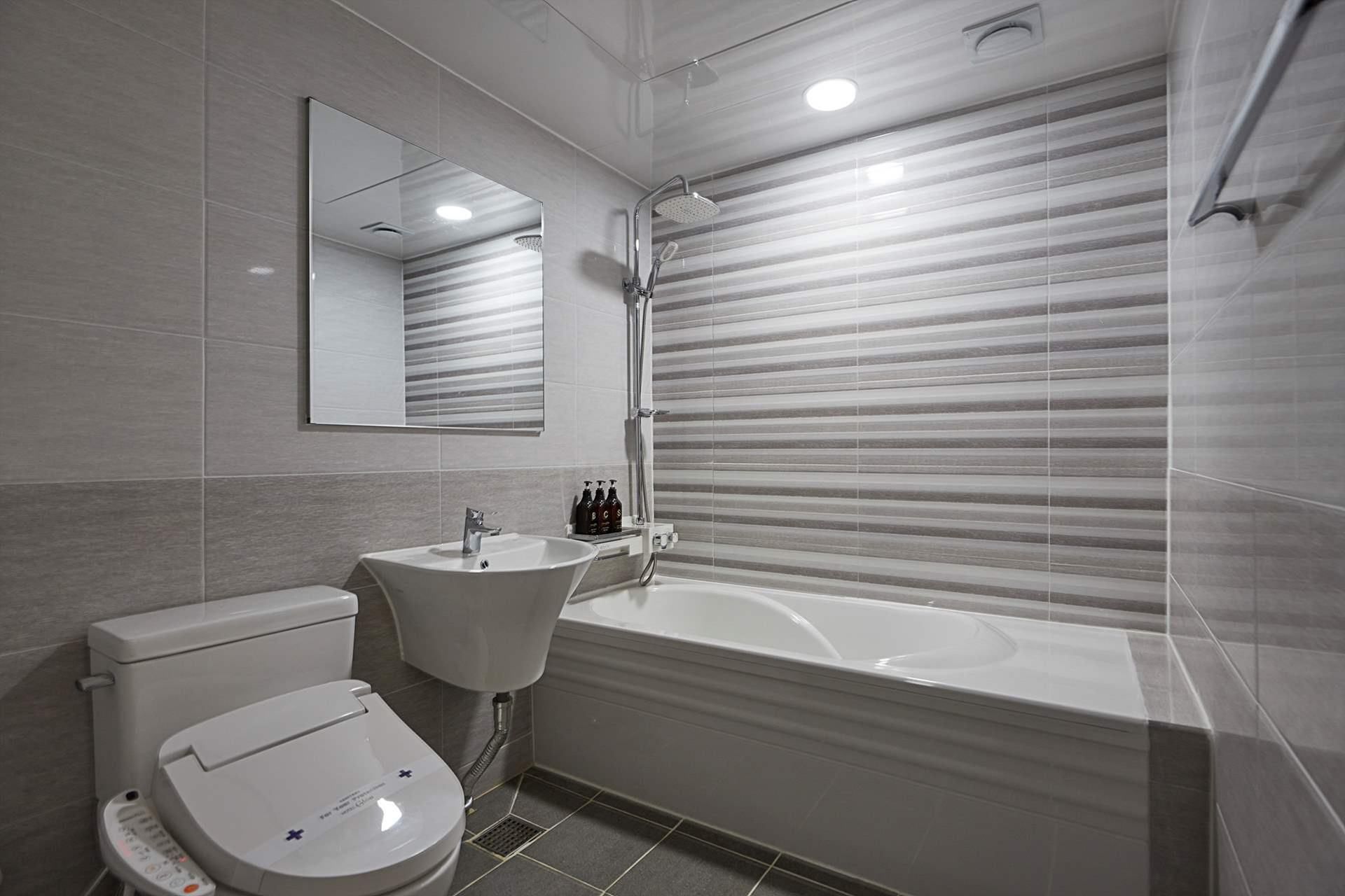 suite | bathroom | free toiletries, hair dryer, towels