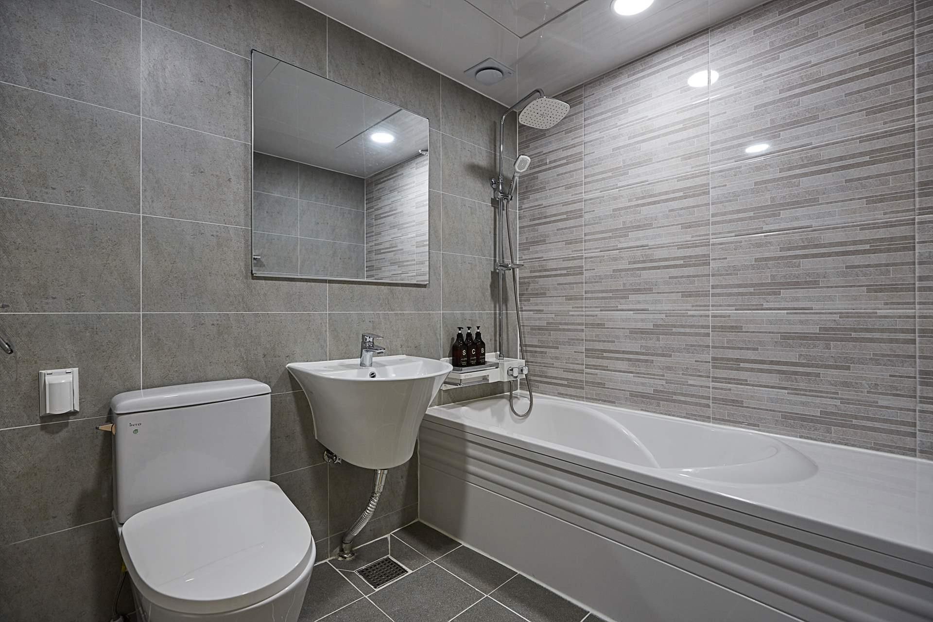 standard room | bathroom | free toiletries, hair dryer, towels