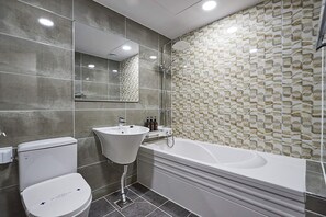 Habitación con 2 camas individuales, 2 habitaciones, no fumadores | Baño | Artículos de higiene personal gratuitos, secador de pelo y toallas