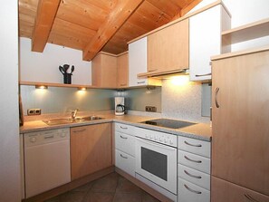 Fridge, oven, dishwasher, cookware/dishes/utensils