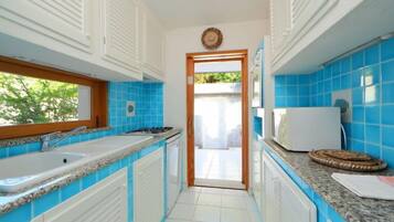 Frigorifero, forno, lavastoviglie, pentole/stoviglie/utensili