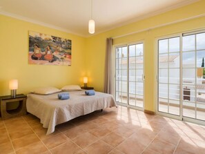 3 bedrooms, desk, iron/ironing board, WiFi