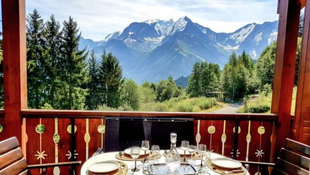 Mesa de comedor para cuatro personas con vistas a la montaña.