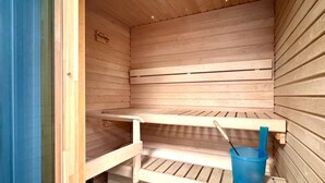 Uma sala de sauna com paredes e bancos de madeira.