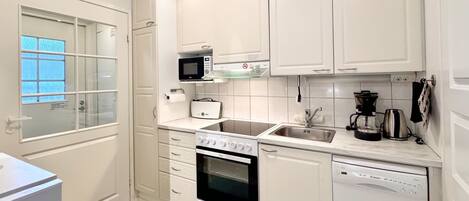 Fridge, microwave, dishwasher, cookware/dishes/utensils