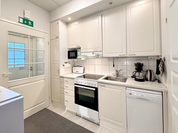 Jääkaappi, mikroaaltouuni, astianpesukone