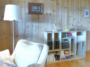 Fernseher, Kamin, DVD-Player