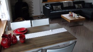 Uma sala de estar com sofá, mesa de centro e lareira.