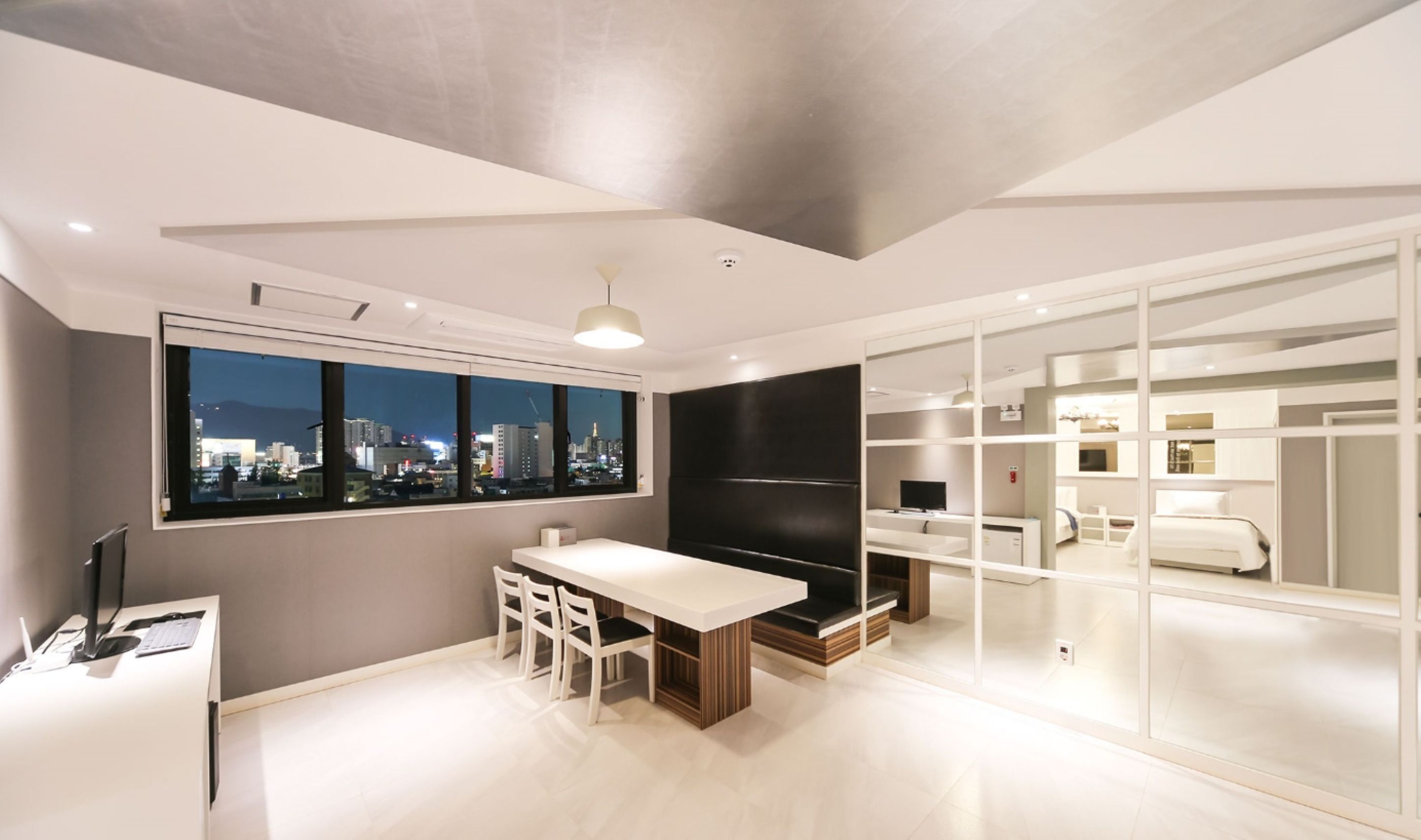 Penthouse | Living area | Flat-screen TV, computer