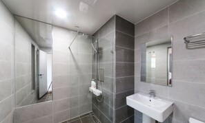 VIP | Salle de bain | Douche, articles de toilette gratuits, sèche-cheveux, peignoirs