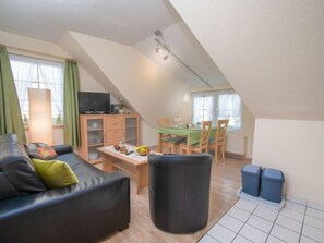Un appartement-loft confortable comprenant un salon, un coin repas et une kitchenette.