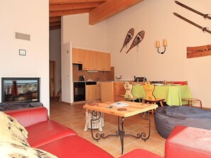 Televisión, chimenea y reproductor de DVD 