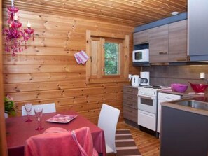 Kylskåp, ugn, diskmaskin och grytor/köksredskap
