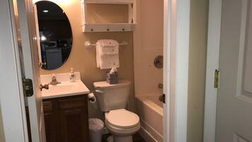 Een haardroger, handdoeken