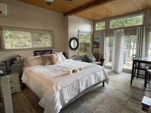 1 bedroom, WiFi, bed sheets - Charming Cabin on Sproat  Lake Hottub /Romantic getaway for Couples (Port Alberni)