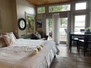 1 bedroom, WiFi, bed sheets - Charming Cabin on Sproat  Lake Hottub /Romantic getaway for Couples (Port Alberni)
