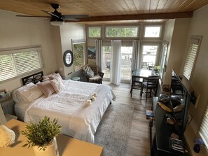 1 bedroom, WiFi, bed sheets - Charming Cabin on Sproat  Lake Hottub /Romantic getaway for Couples (Port Alberni)